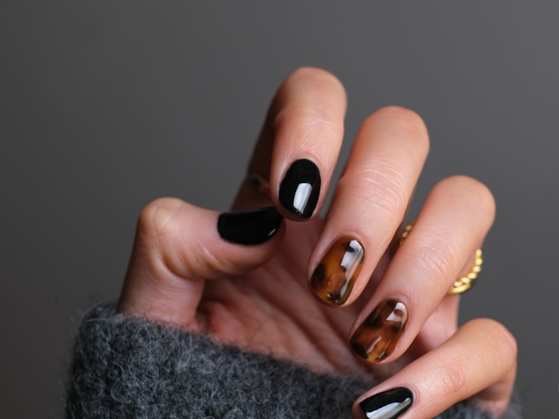 လက်သည်းခြယ်သခြင်း